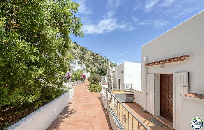 ENCANTADORA CASA ADOSADA CON VISTAS AL MAR Y PISCINA COMUNITARIA EN CANYELLES