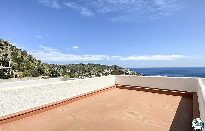 ENCANTADORA CASA ADOSADA CON VISTAS AL MAR Y PISCINA COMUNITARIA EN CANYELLES