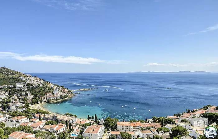 ENCANTADORA CASA ADOSADA CON VISTAS AL MAR Y PISCINA COMUNITARIA EN CANYELLES