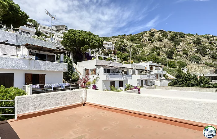 ENCANTADORA CASA ADOSADA CON VISTAS AL MAR Y PISCINA COMUNITARIA EN CANYELLES