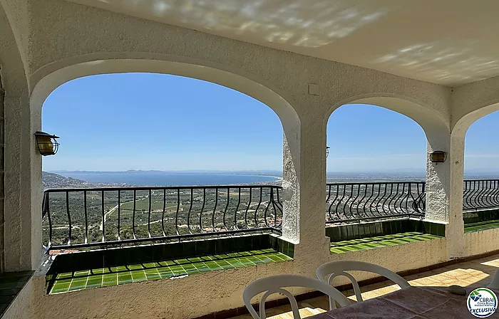 ¡Casa para Reformar con Increíbles Vistas al Mar!