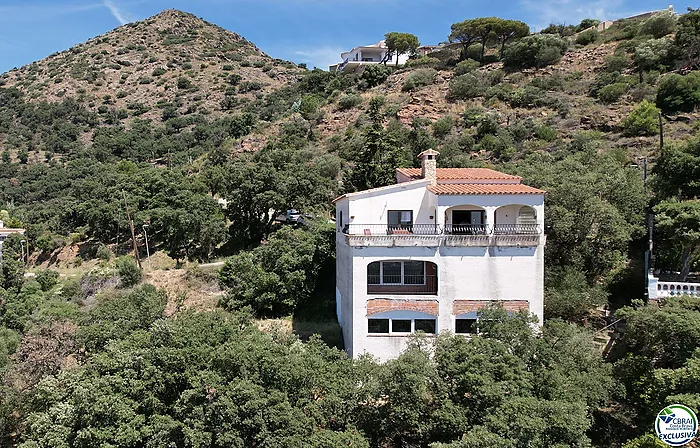 ¡Casa para Reformar con Increíbles Vistas al Mar!