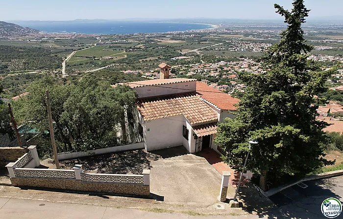 ¡Casa para Reformar con Increíbles Vistas al Mar!