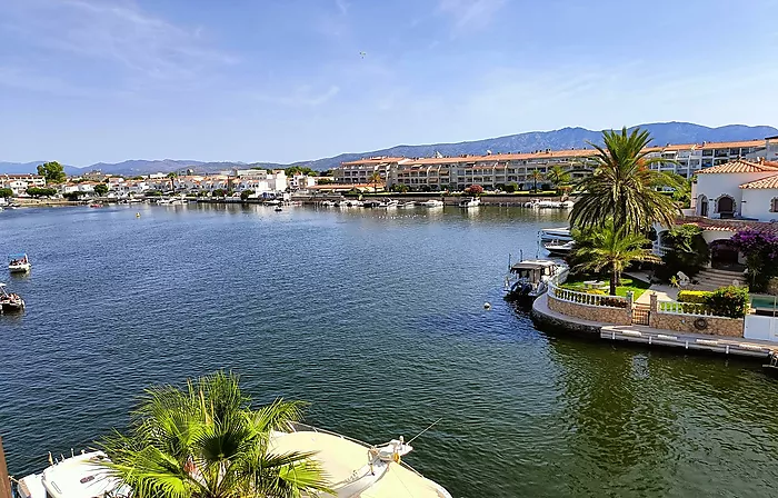 Muy buen apartamento en el lago St Maurici de Empuriabrava con vistas al canal y al lago