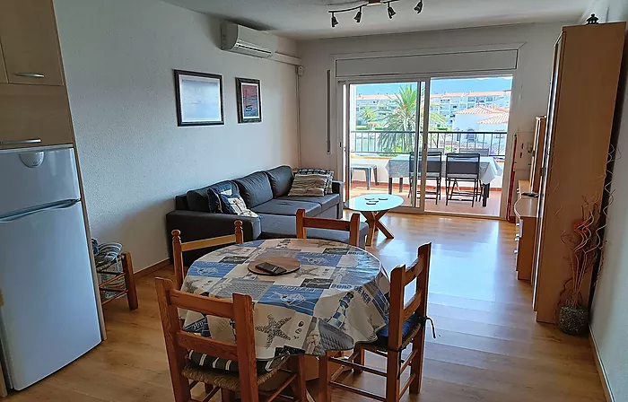 Muy buen apartamento en el lago St Maurici de Empuriabrava con vistas al canal y al lago