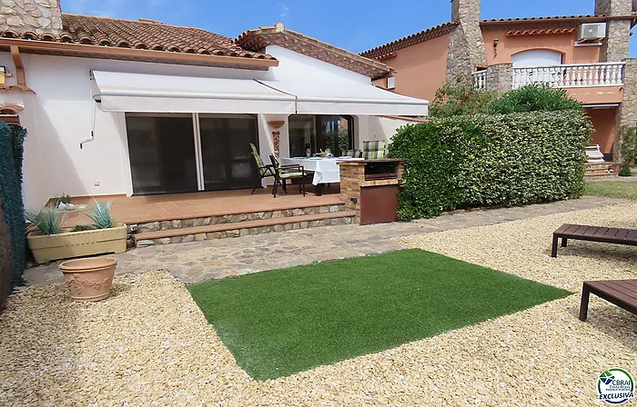 Belle maison meublée avec style située dans une urbanisation très privée avec beaucoup de nature.