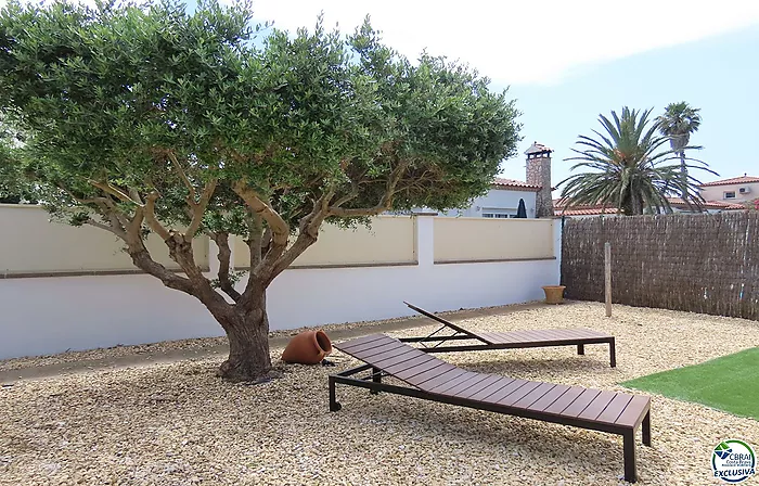 Belle maison meublée avec style située dans une urbanisation très privée avec beaucoup de nature.