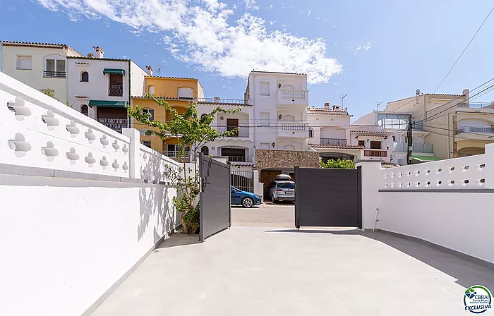 Casa adosada, renovada i con amarre antes de los puentes. Empuriabrava