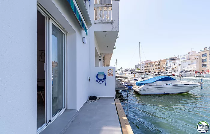 Casa adosada, renovada i con amarre antes de los puentes. Empuriabrava