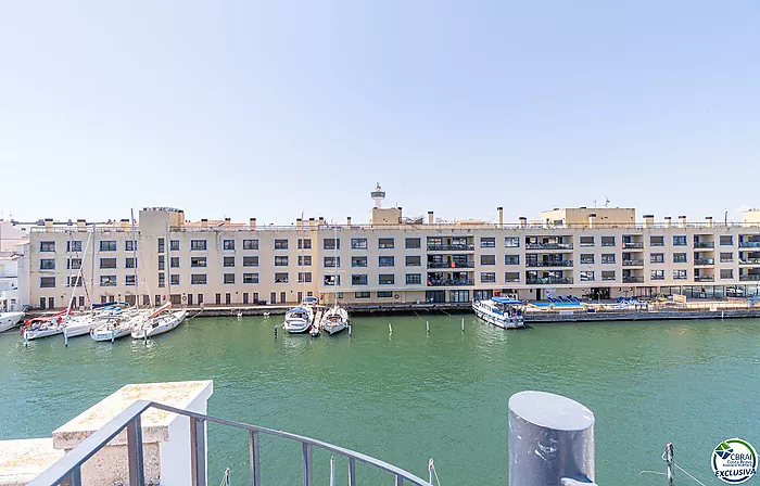 Casa adosada, renovada i con amarre antes de los puentes. Empuriabrava