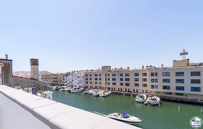 Casa adosada, renovada i con amarre antes de los puentes. Empuriabrava