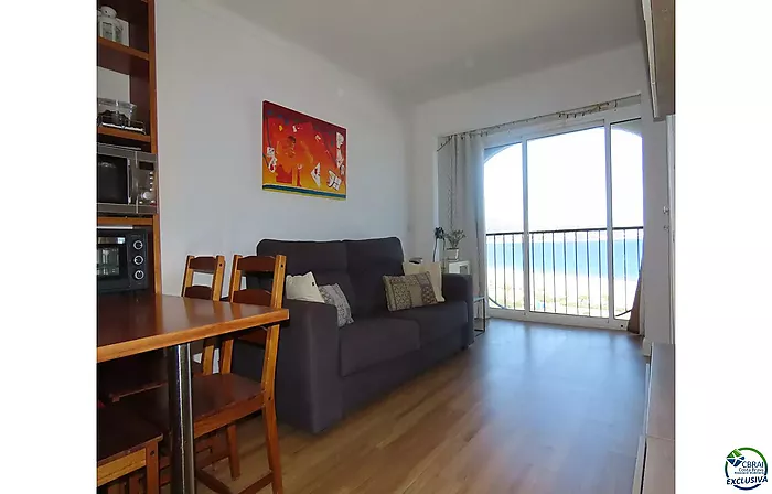 Vista de ensueño desde este estudio en venta en Empuriabrava, ideal para los amantes de la playa