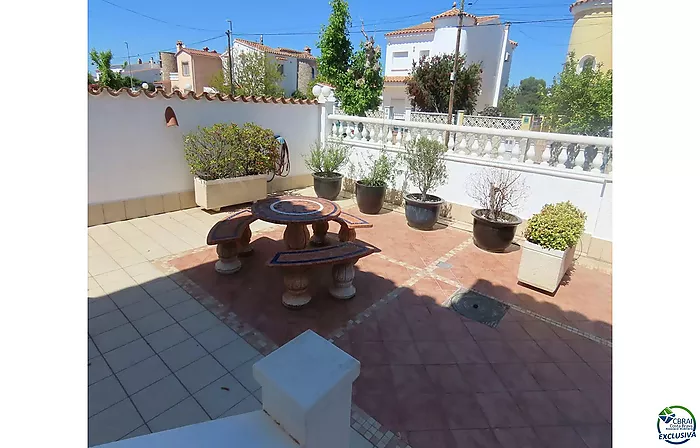 Casa al canal con 500 m2 de terreno y lado sur en venta en Empuriabrava