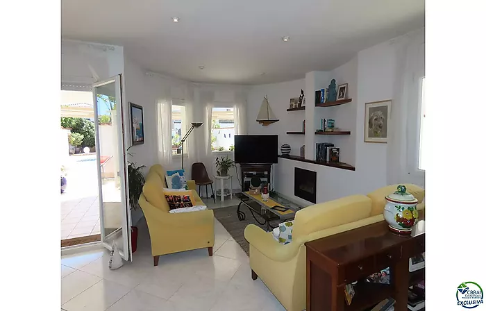 Casa al canal con 500 m2 de terreno y lado sur en venta en Empuriabrava