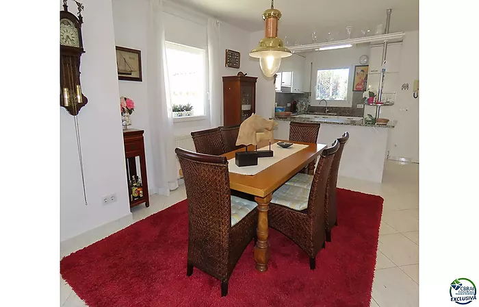 Casa al canal con 500 m2 de terreno y lado sur en venta en Empuriabrava