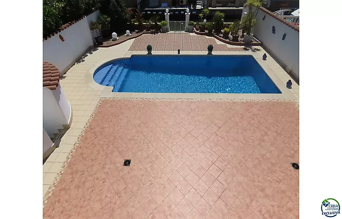 Casa al canal con 500 m2 de terreno y lado sur en venta en Empuriabrava