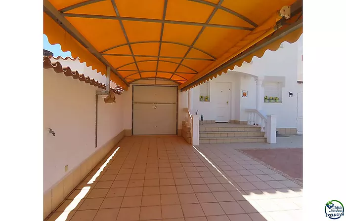 Casa al canal con 500 m2 de terreno y lado sur en venta en Empuriabrava