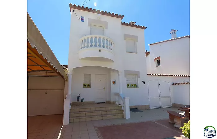 Maison au bord du canal avec 500 m² de terrain et côté sud à vendre à Empuriabrava