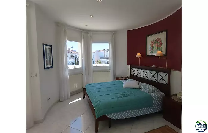 Casa al canal con 500 m2 de terreno y lado sur en venta en Empuriabrava