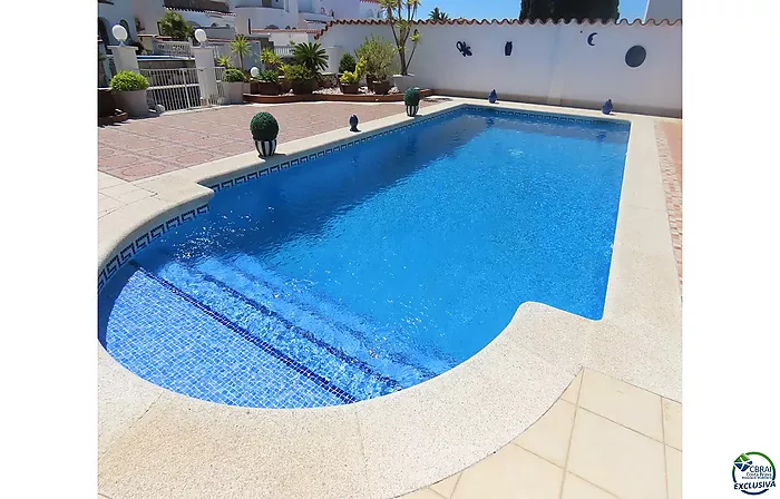 Casa al canal con 500 m2 de terreno y lado sur en venta en Empuriabrava