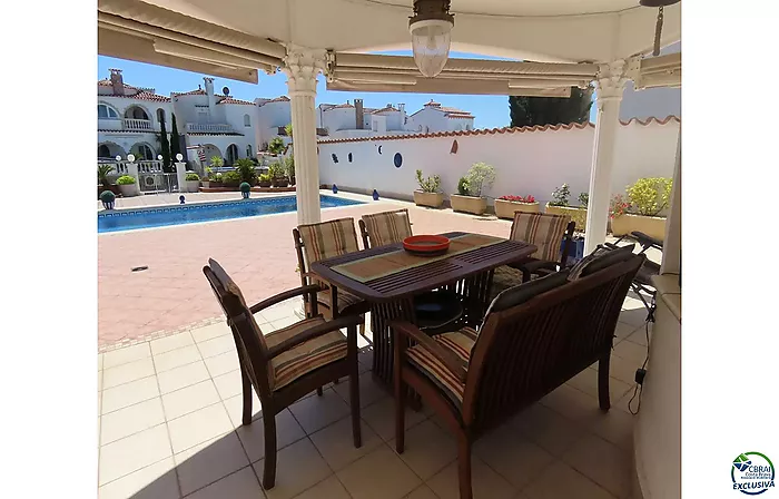 Casa al canal con 500 m2 de terreno y lado sur en venta en Empuriabrava