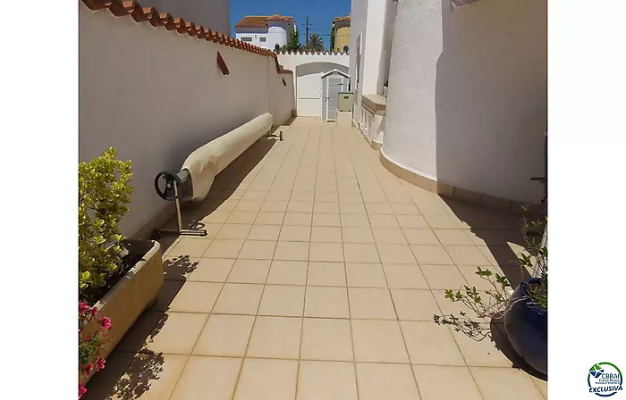 Casa al canal con 500 m2 de terreno y lado sur en venta en Empuriabrava