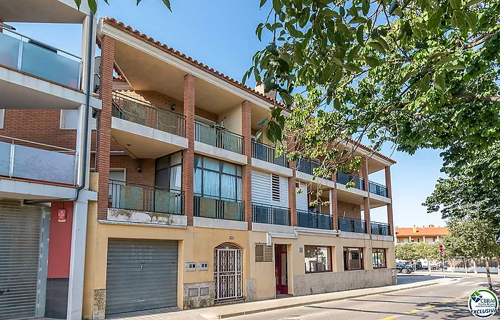 Casa con gran terraza y 4 habitaciones en Roses