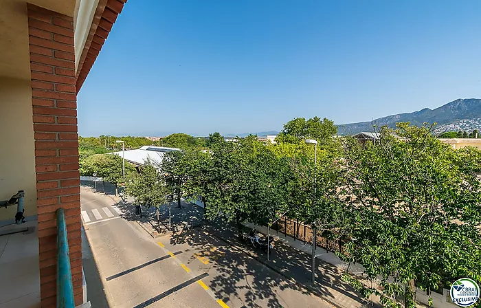 Casa con gran terraza y 4 habitaciones en Roses