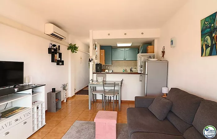 Encantador apartamento con dormitorio, balcón y acceso a la piscina!