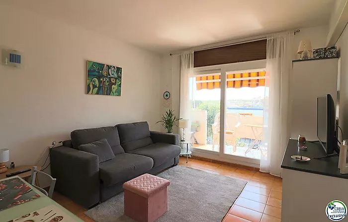 Encantador apartamento con dormitorio, balcón y acceso a la piscina!