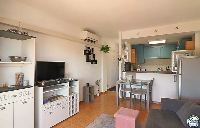 Encantador apartamento con dormitorio, balcón y acceso a la piscina!