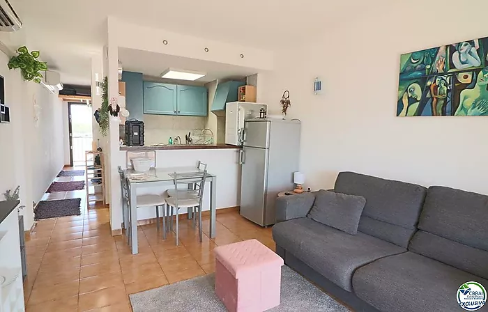 Encantador apartamento con dormitorio, balcón y acceso a la piscina!