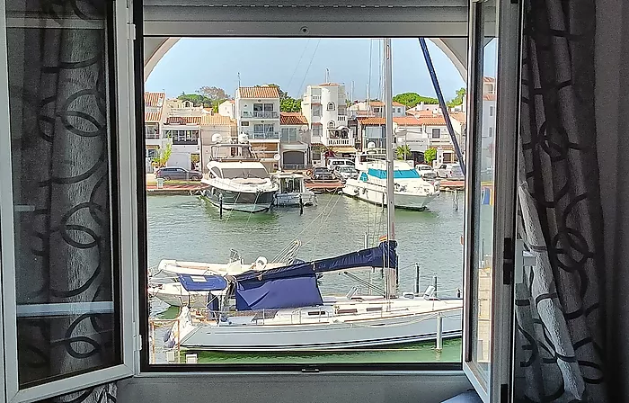 Espléndido apartamento con vistas al canal en Empuriabrava