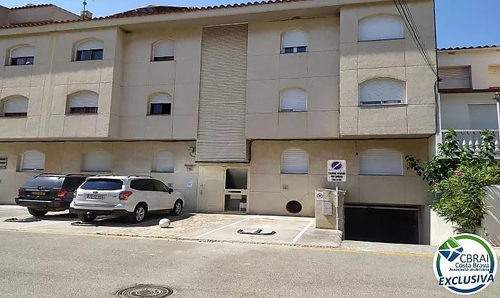 PORT MOXÓ Amarre 3,45 X 10m para velero, garaje y trastero en venta en Empuriabrava