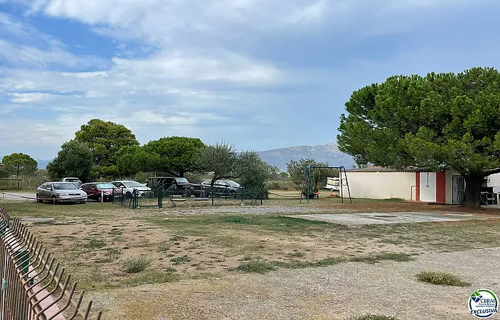 Estudio en zona natural de ensueño, sobre la zona natural de la playa de la Rubina de Empuriabrava, de 34 m2 construidos, amplio jardin