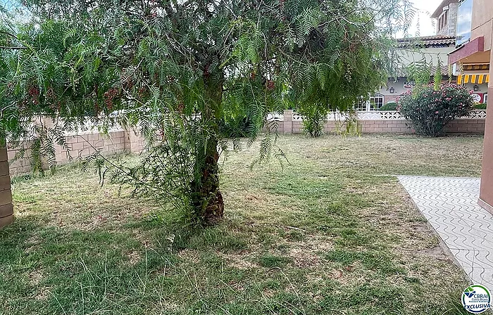 Estudio en zona natural de ensueño, sobre la zona natural de la playa de la Rubina de Empuriabrava, de 34 m2 construidos, amplio jardin