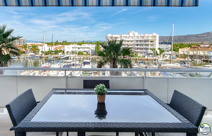 Apartamento con Terraza y Vistas al Canal en Santa Margarita, Roses - Piscina y Parking Incluidos