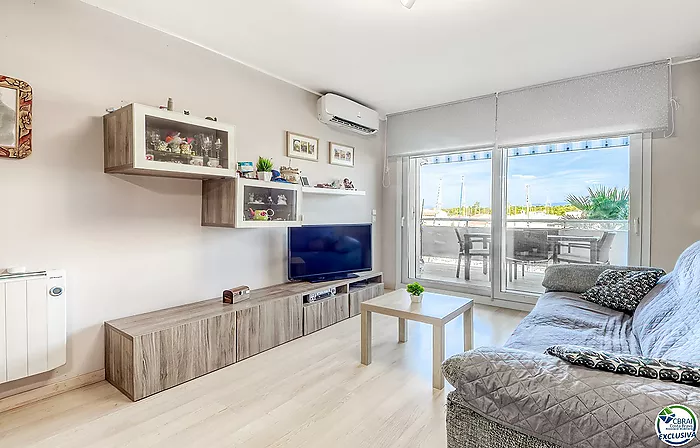 Apartamento con Terraza y Vistas al Canal en Santa Margarita, Roses - Piscina y Parking Incluidos