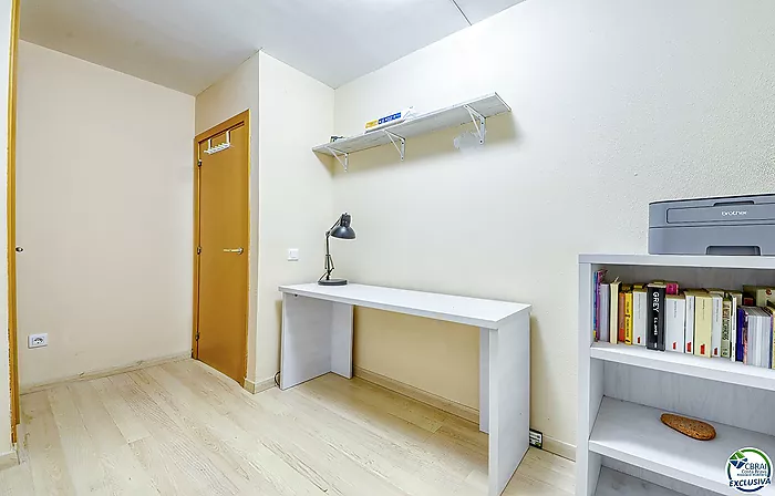 Apartamento con Terraza y Vistas al Canal en Santa Margarita, Roses - Piscina y Parking Incluidos