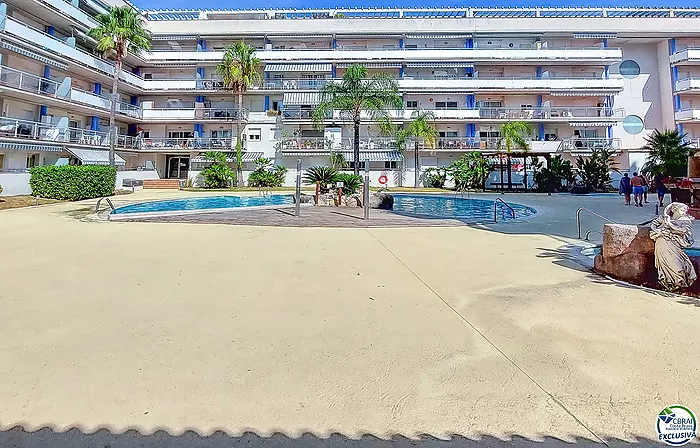 Apartamento con Terraza y Vistas al Canal en Santa Margarita, Roses - Piscina y Parking Incluidos