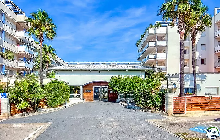 Apartamento con Terraza y Vistas al Canal en Santa Margarita, Roses - Piscina y Parking Incluidos