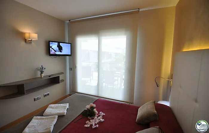 Appartement - Appartement en vente à Roses, avec 45 m2, 1 chambre, 1 salle de bain, Piscine, parking et Débarras, Ascenseur, Meublé, Climatisation et 