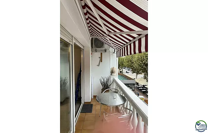 Piso en venta en Empuriabrava, en pleno centro y a un paso de la playa, 200m, orientación sur.