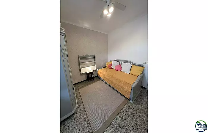 Piso en venta en Empuriabrava, en pleno centro y a un paso de la playa, 200m, orientación sur.