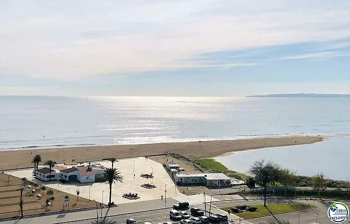 Studio avec vue sur la mer en face de la plage et dans le centre d'Empuriabrava.