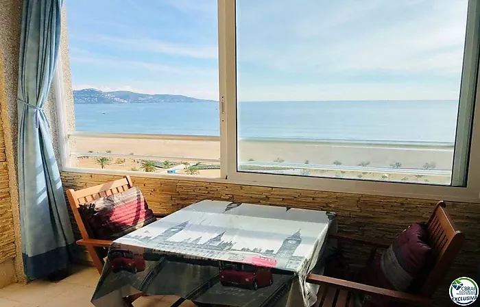 Studio avec vue sur la mer en face de la plage et dans le centre d'Empuriabrava.