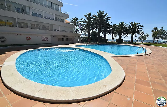 Apartamento, en Roses, en primera linea de mar con piscinas comunitarias.