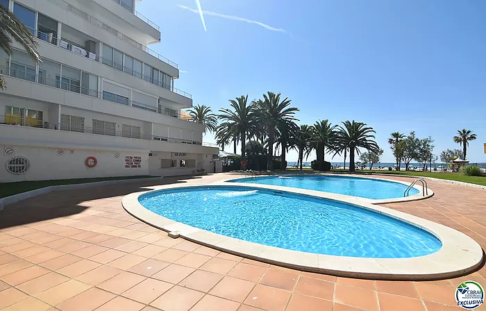 Apartamento, en Roses, en primera linea de mar con piscinas comunitarias.