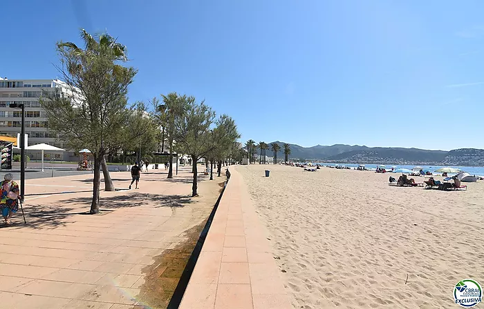 Appartement, à Roses, en bord de mer avec piscines communautaires.