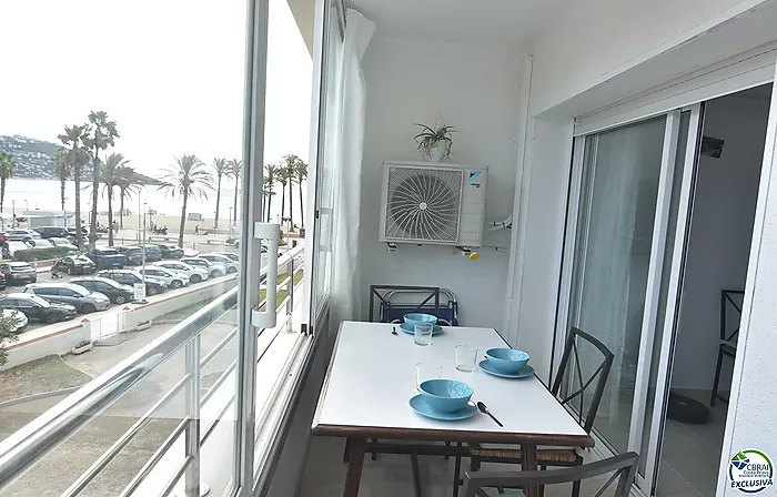 Apartamento, en Roses, en primera linea de mar con piscinas comunitarias.